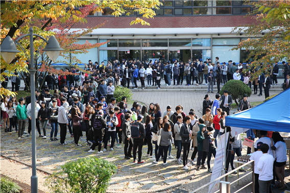 링크(LINC)사업 홍보와 함께 간식 나눠주기 행사 열려